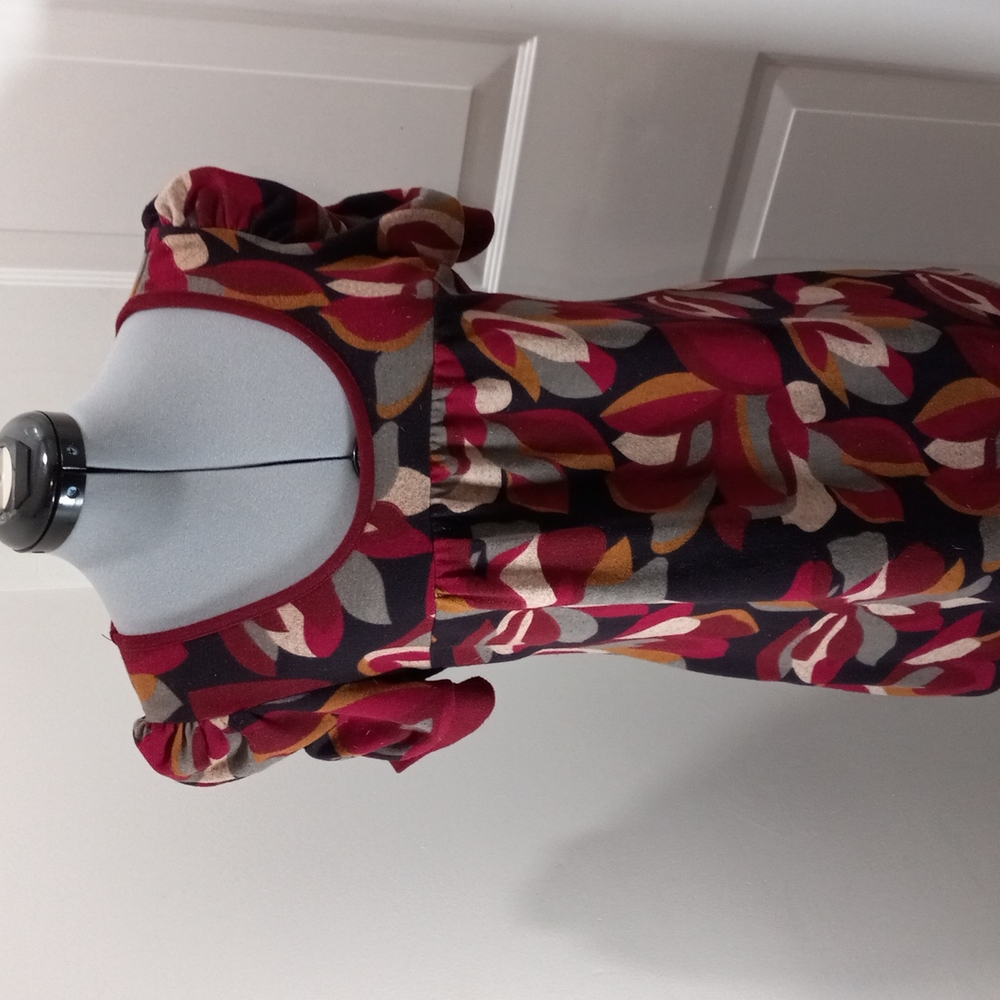 YouNique Sz L Rouched Short Sleeved Top